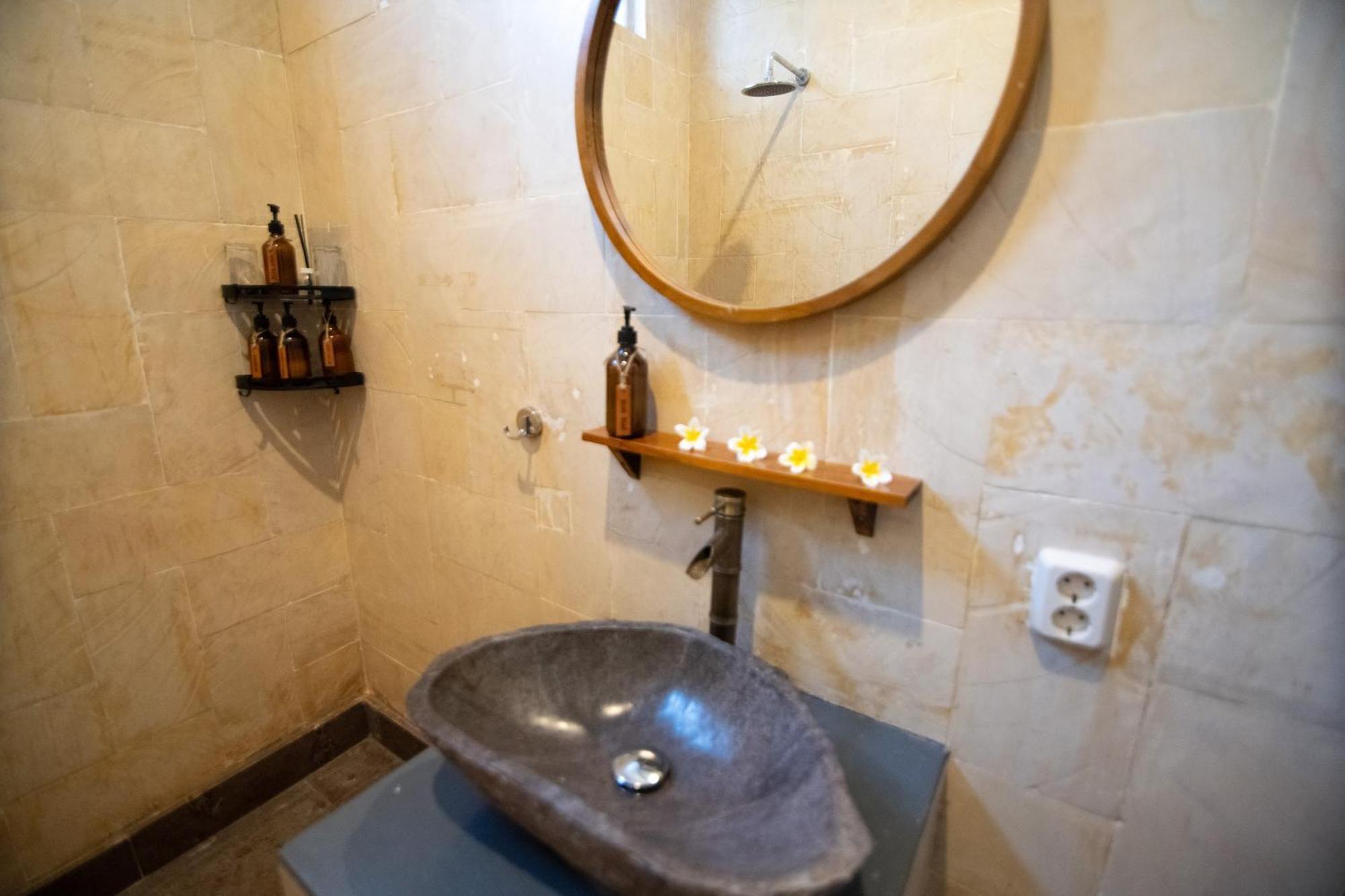 Rumah Singa - Holistic Healing Retreat Гілі-Аїр Екстер'єр фото